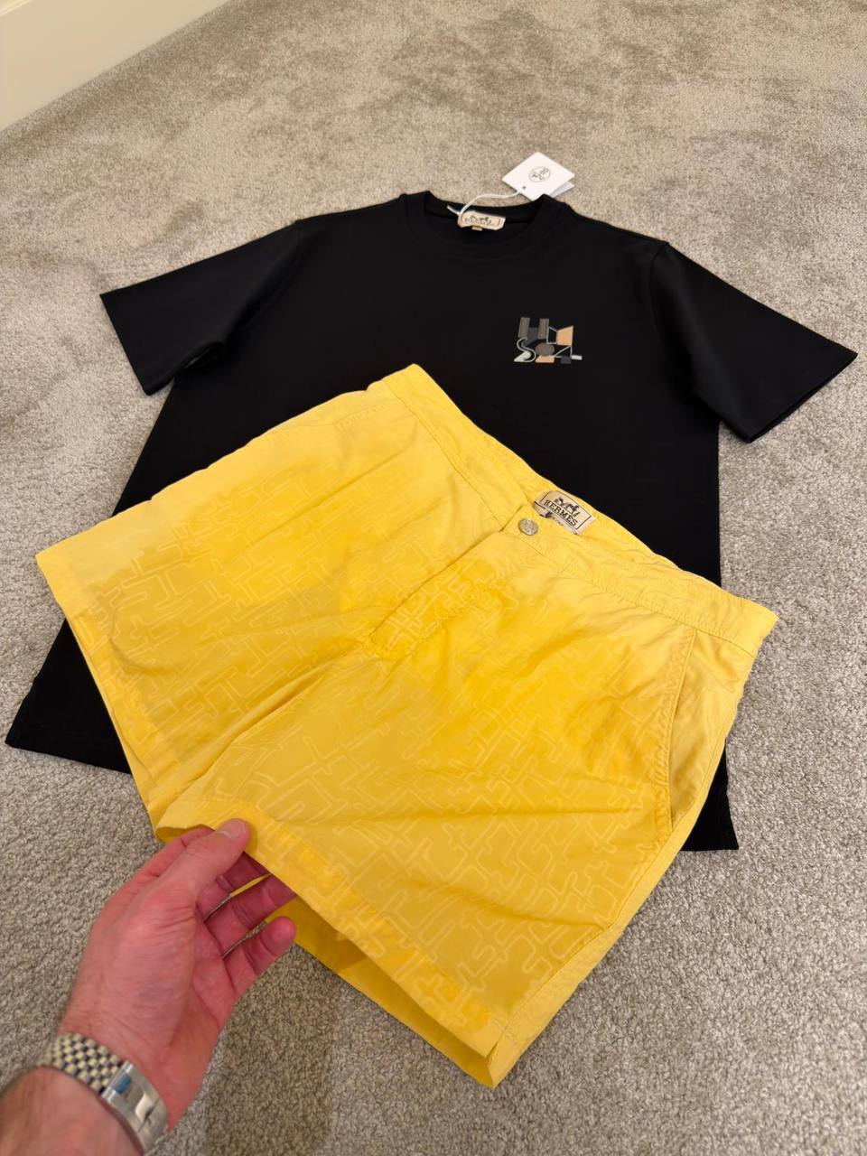 Hermès – H Graphic T-shirt & Monogram Short Set – Zwart / Geel