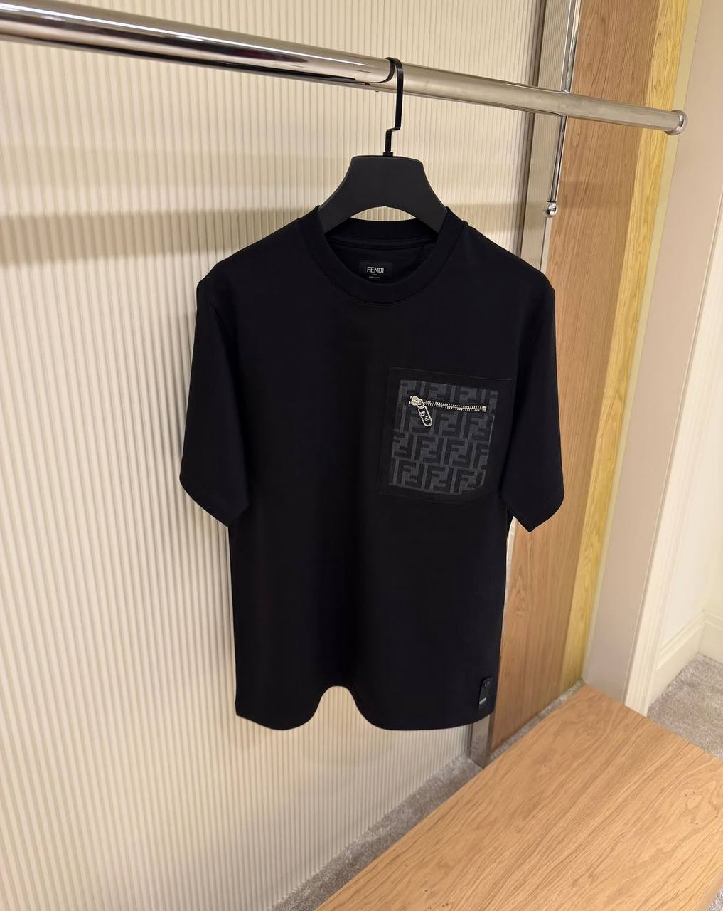 T-Shirt Fendi Schwarz Tasche FF Mit Reißverschluss