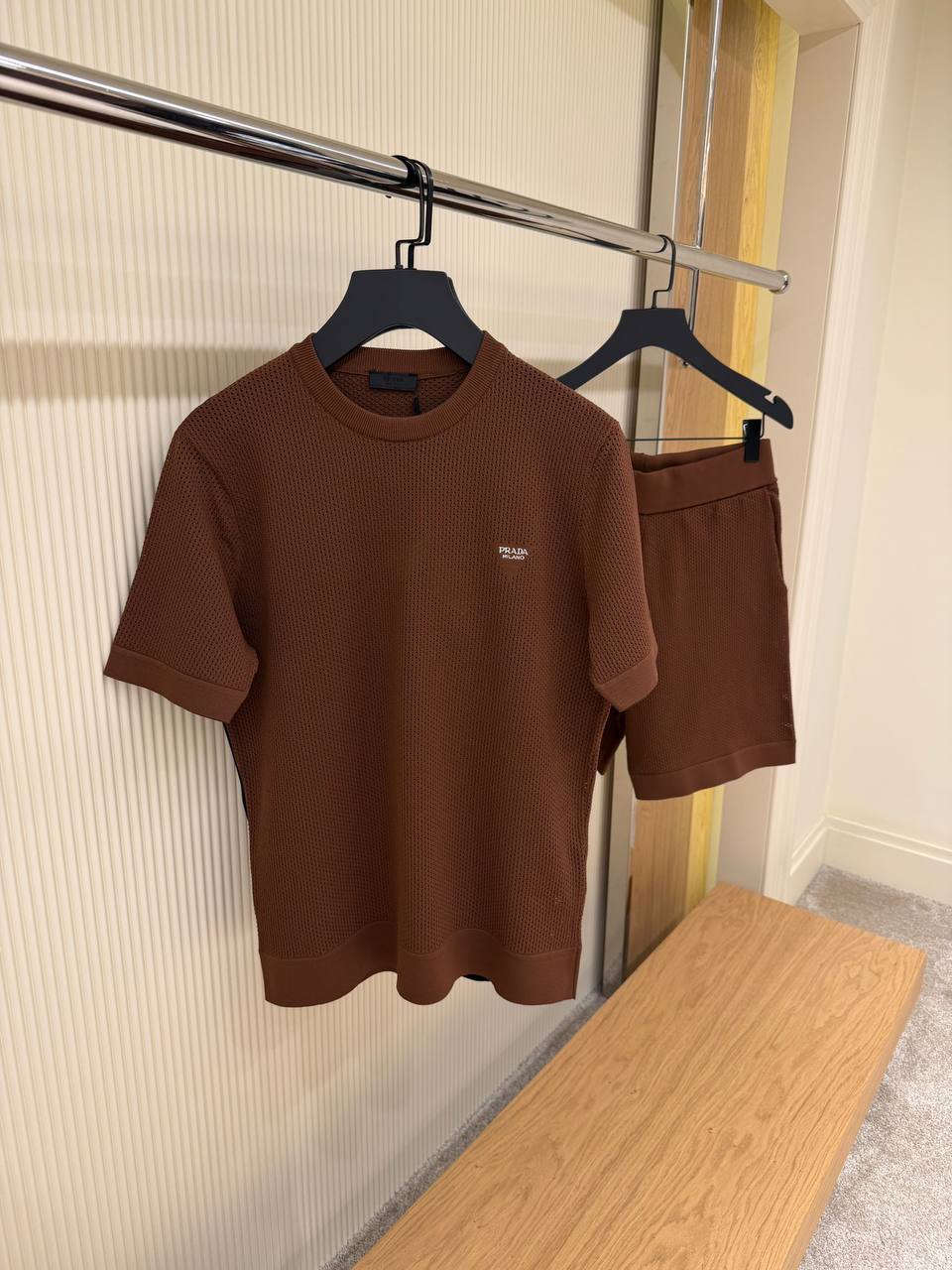 Prada – Wafelgebreide set T-shirt & korte broek – Bruin