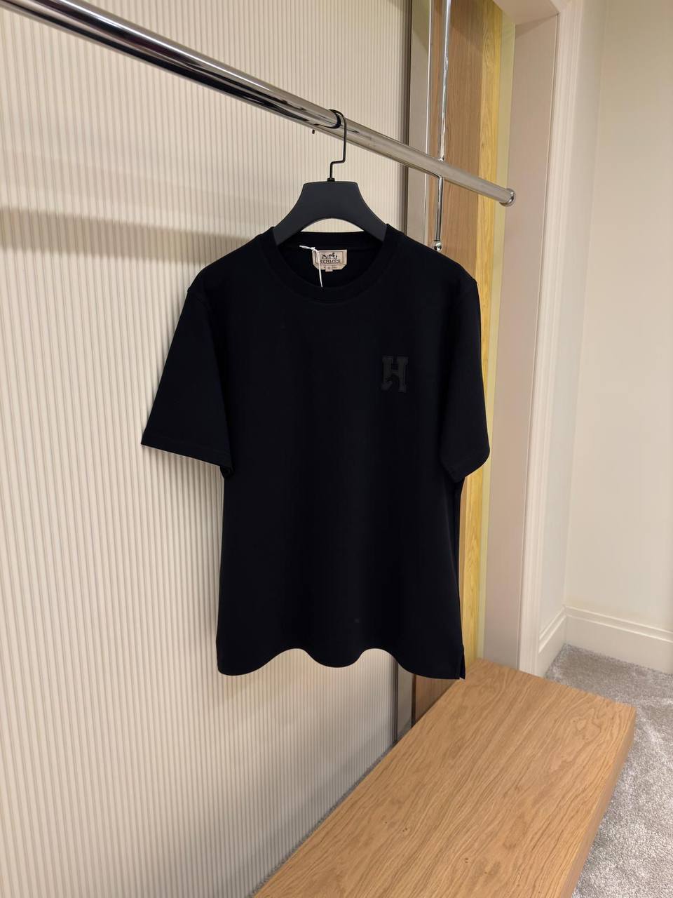 Premium T-shirt met geborduurd H-logo – Essentiële collectie