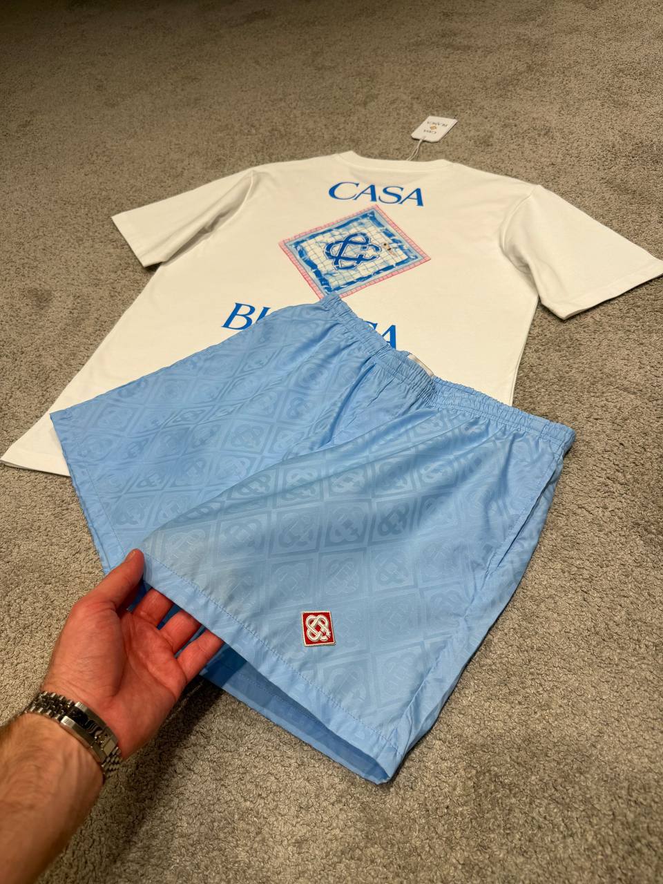 Casablanca Zomerset – Witte Tee & Hemelsblauwe Monogram Shorts