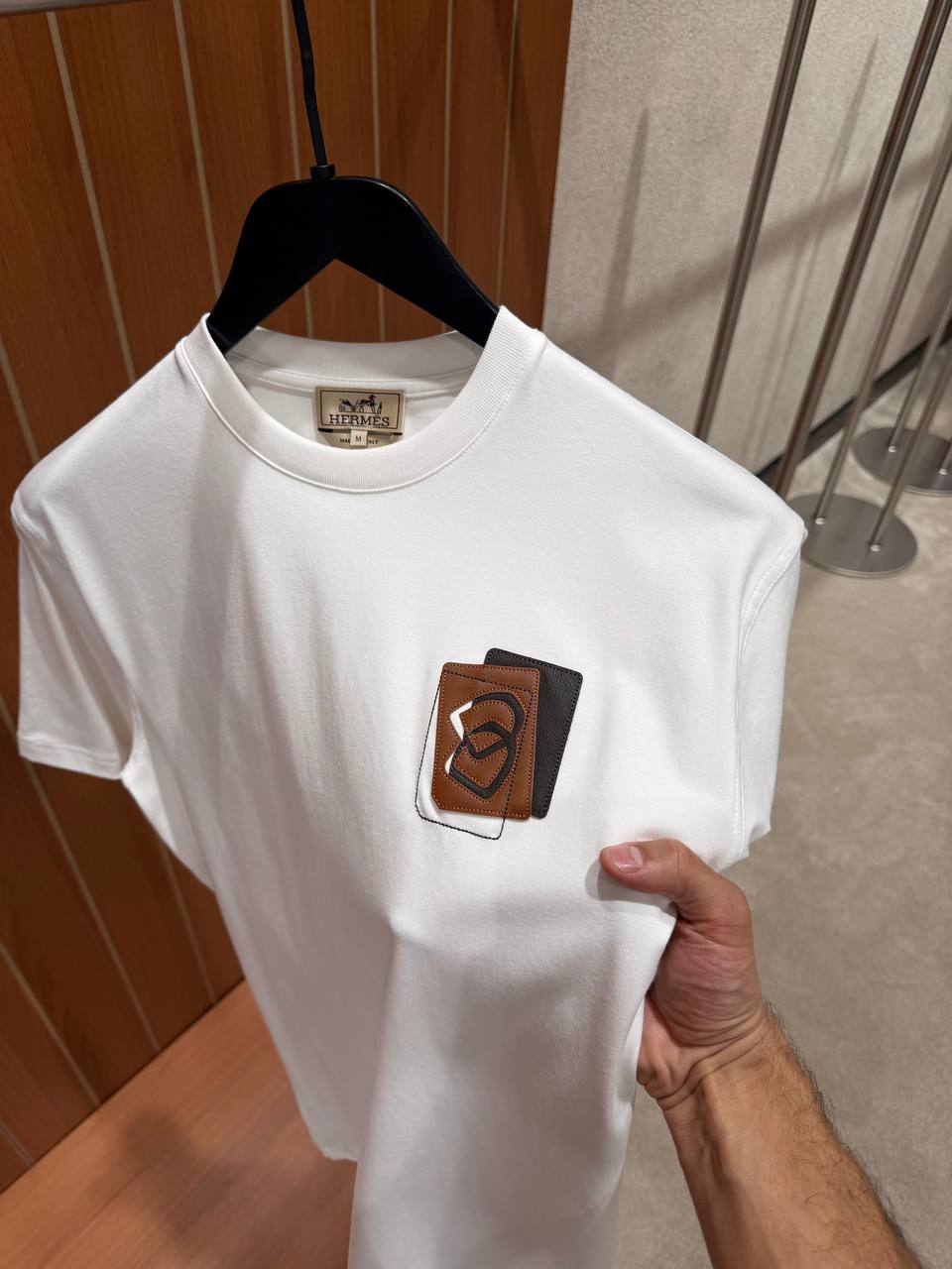 Hermès - Weißes T-Shirt mit Lederpatch