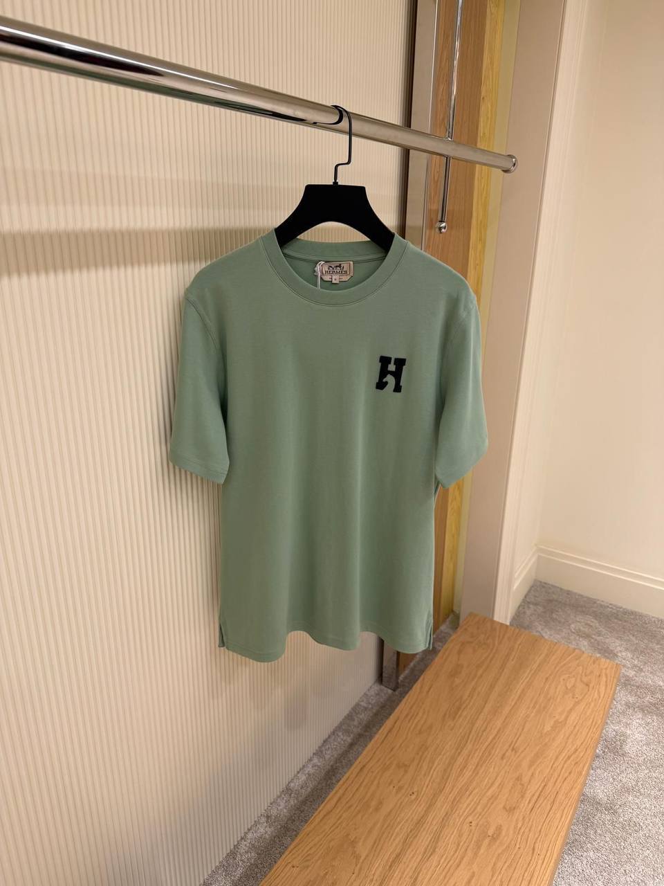 Premium T-shirt met geborduurd H-logo – Essentiële collectie
