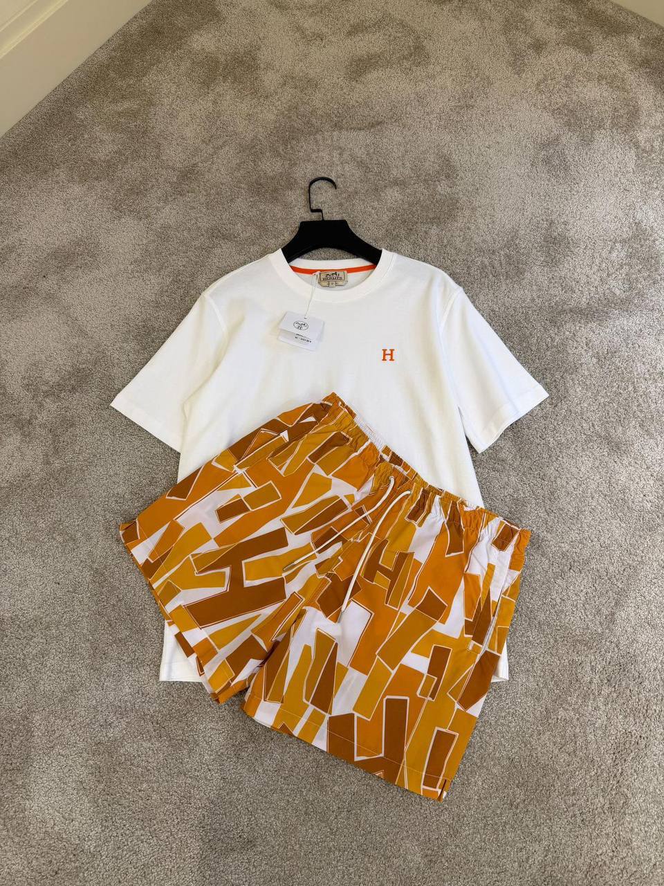 Hermès – H Logo T-shirt & Shorts Set met Mozaïekprint – Wit / Oranje
