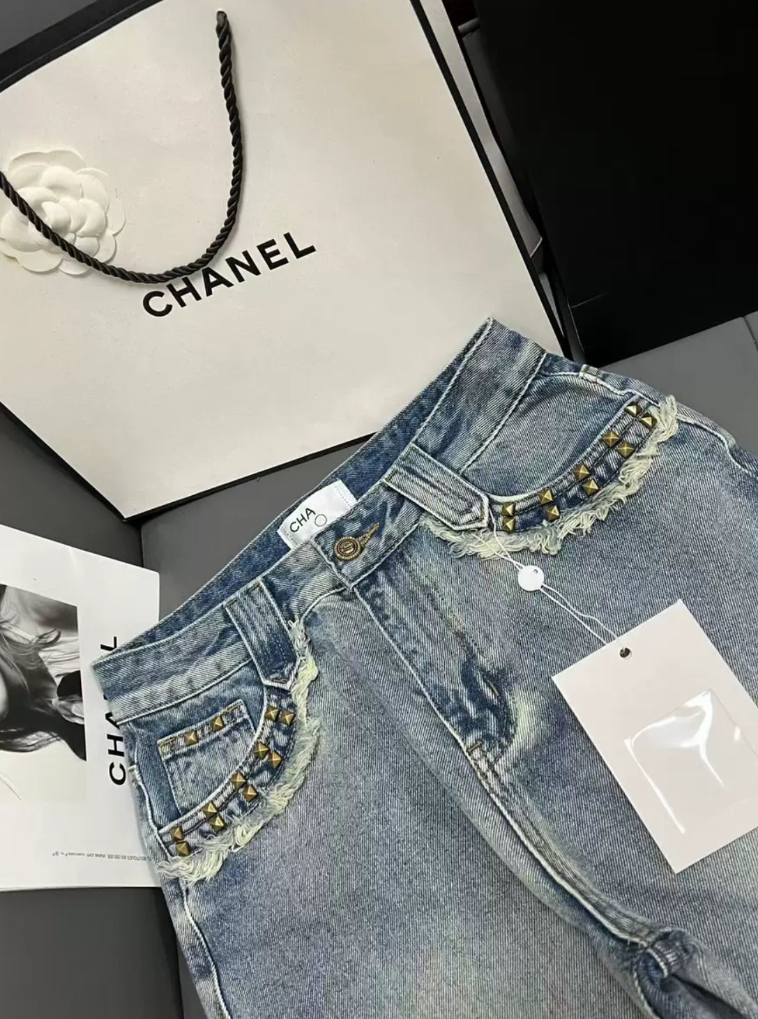 großes logo jeans