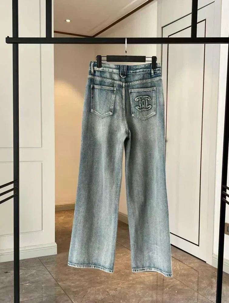 großes logo jeans