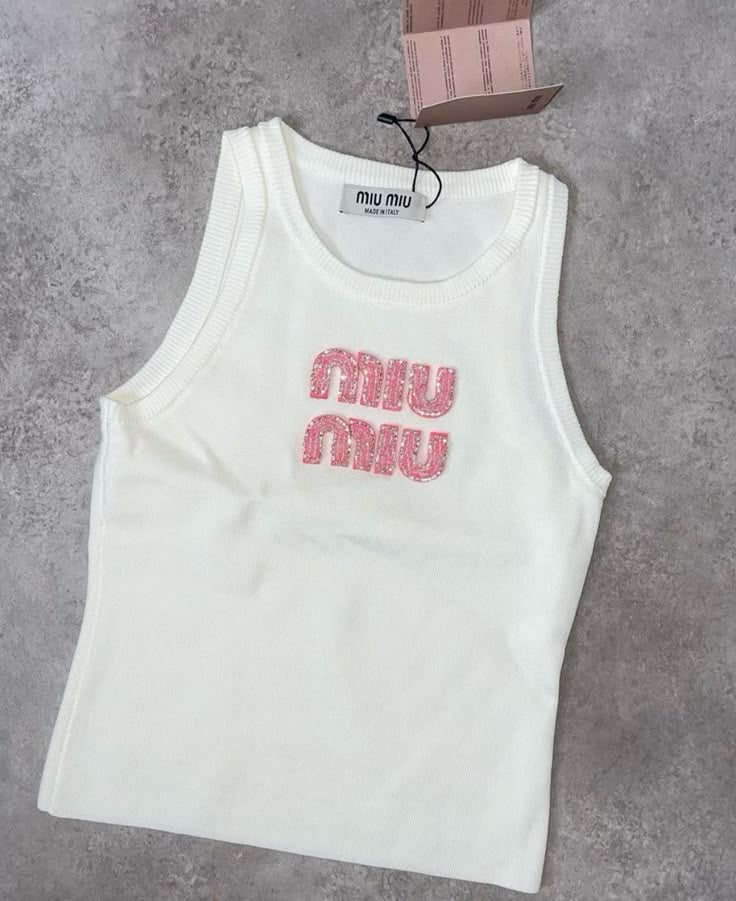 MIUE HAUT À LETTRES ROSES