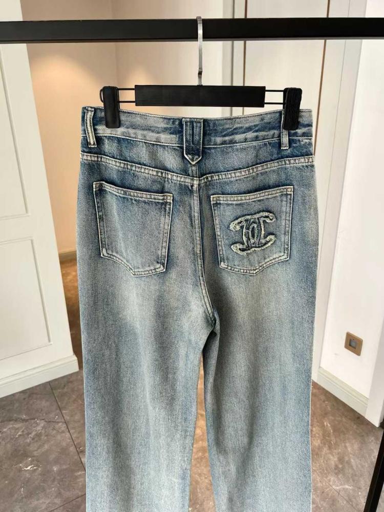 großes logo jeans