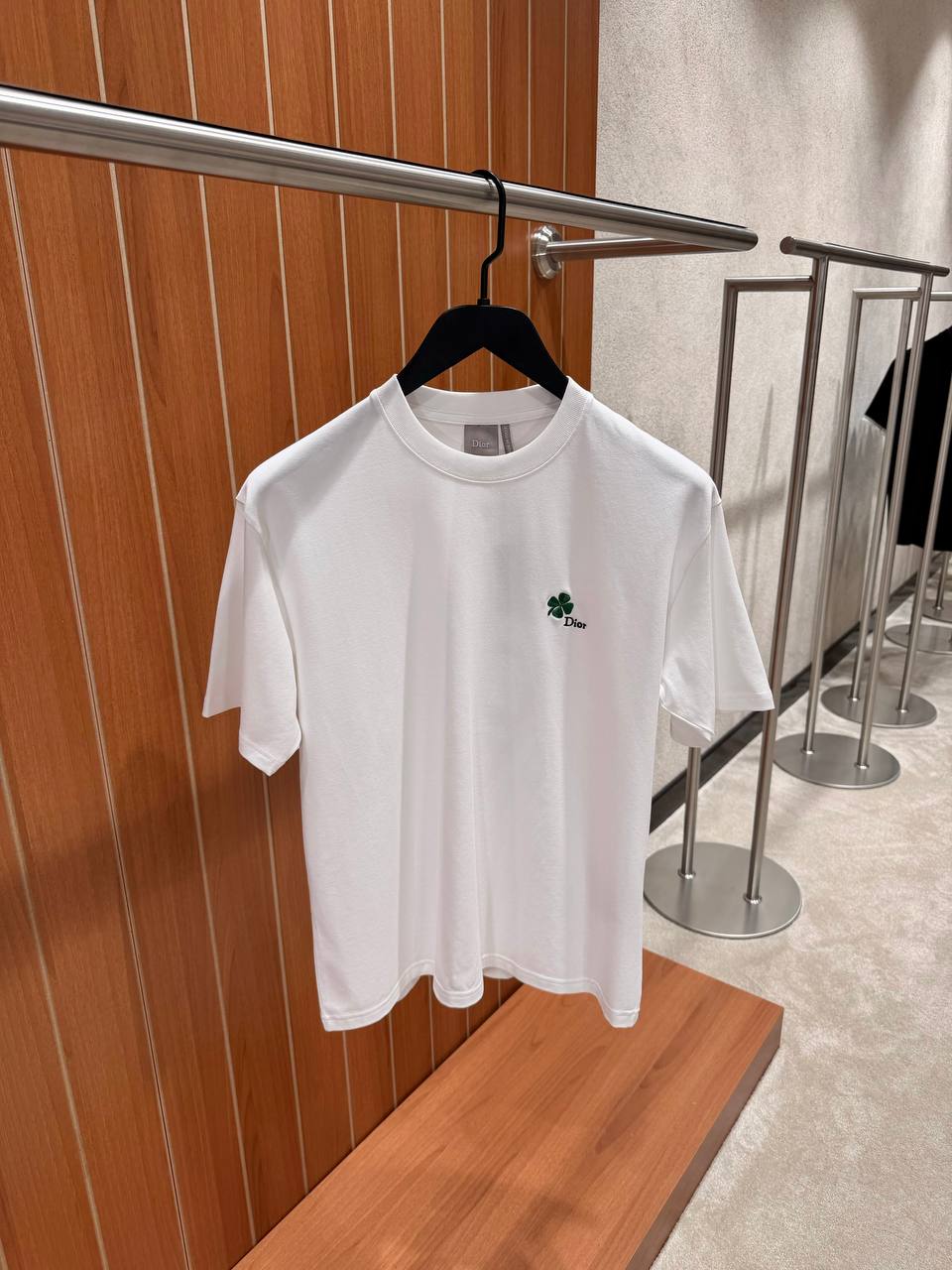 Dior - Weißes T-Shirt mit gesticktem Kleeblatt