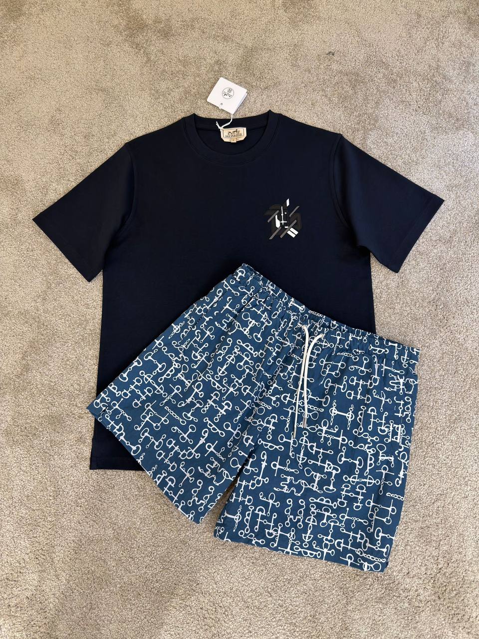 Hermès – Grafik Logo T-Shirt & Ketten Druck Shorts Set – Marine