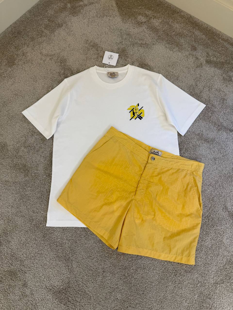 Hermès – Grafik Logo T-Shirt & Monogram Shorts Set – Gelb