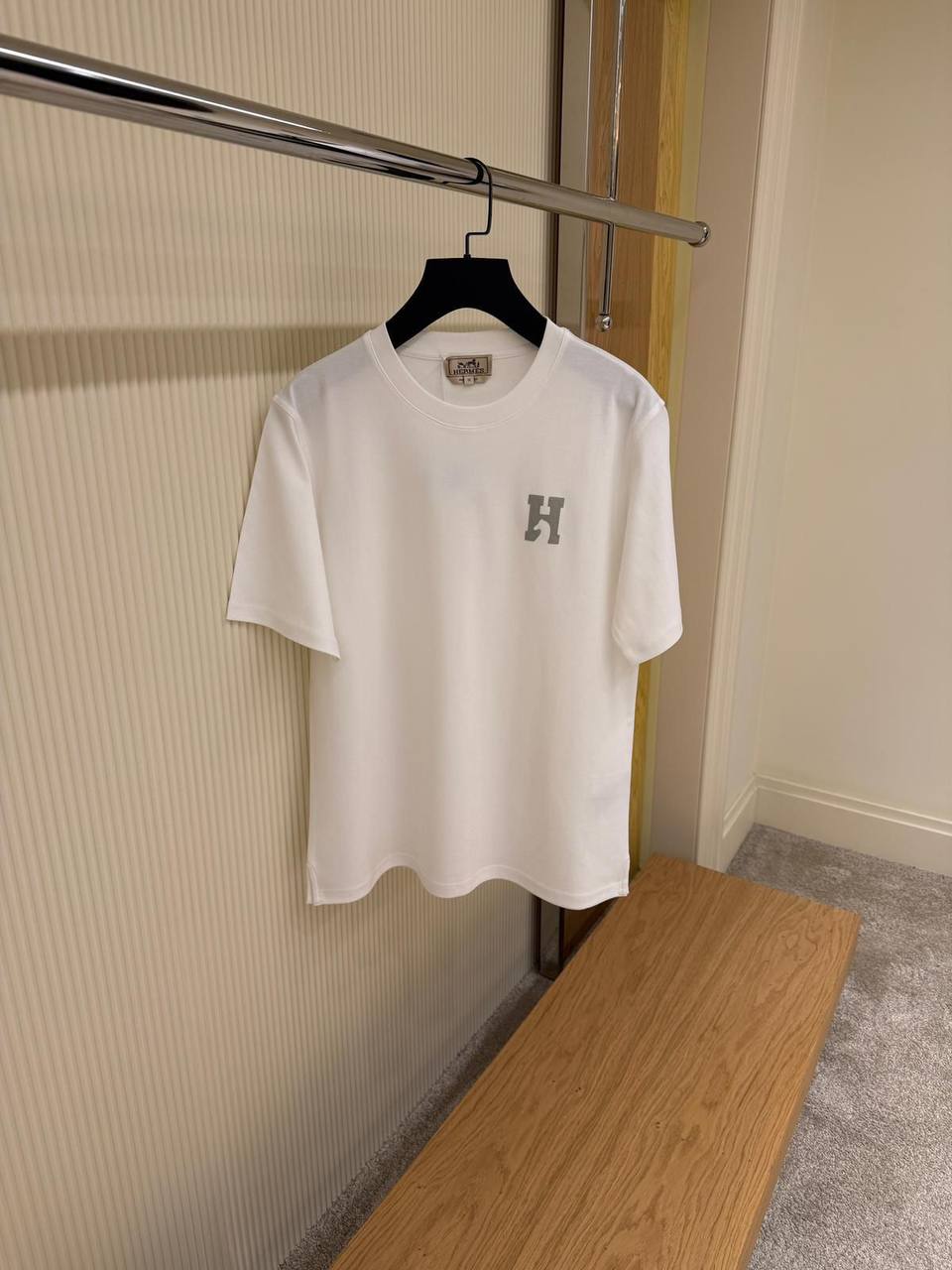 T-Shirt Premium Logo H Bestickt – Essentielle Kollektion
