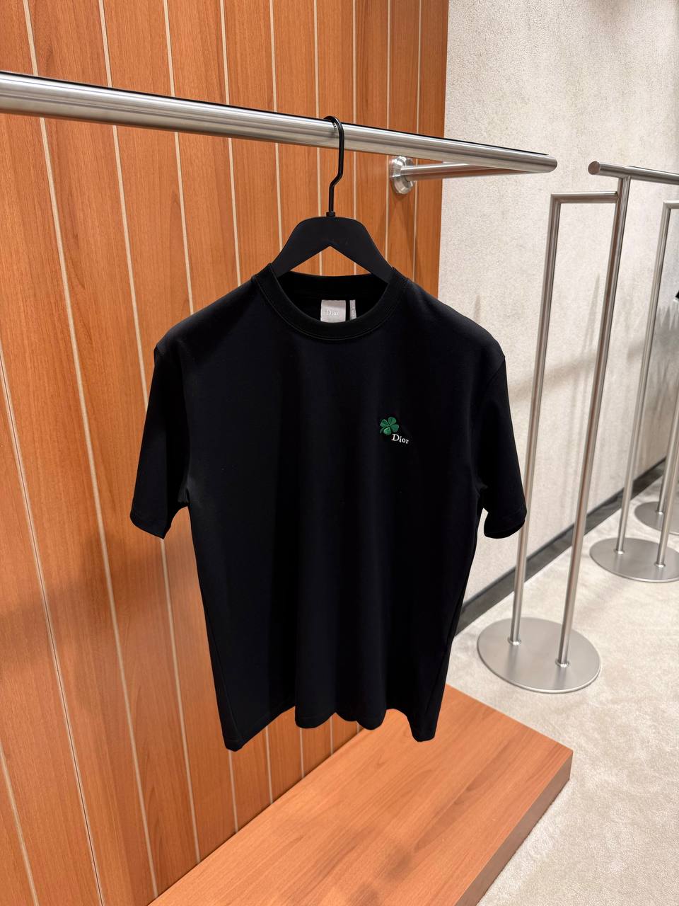 Dior - Weißes T-Shirt mit gesticktem Kleeblatt