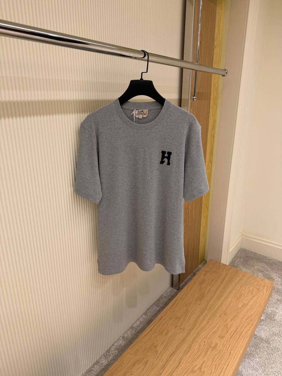 T-Shirt Premium Logo H Bestickt – Essentielle Kollektion