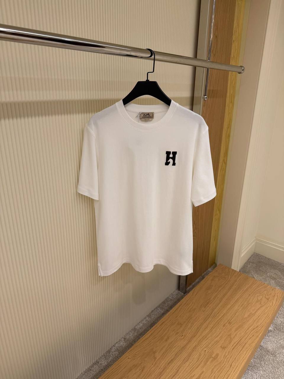 T-Shirt Premium Logo H Bestickt – Essentielle Kollektion