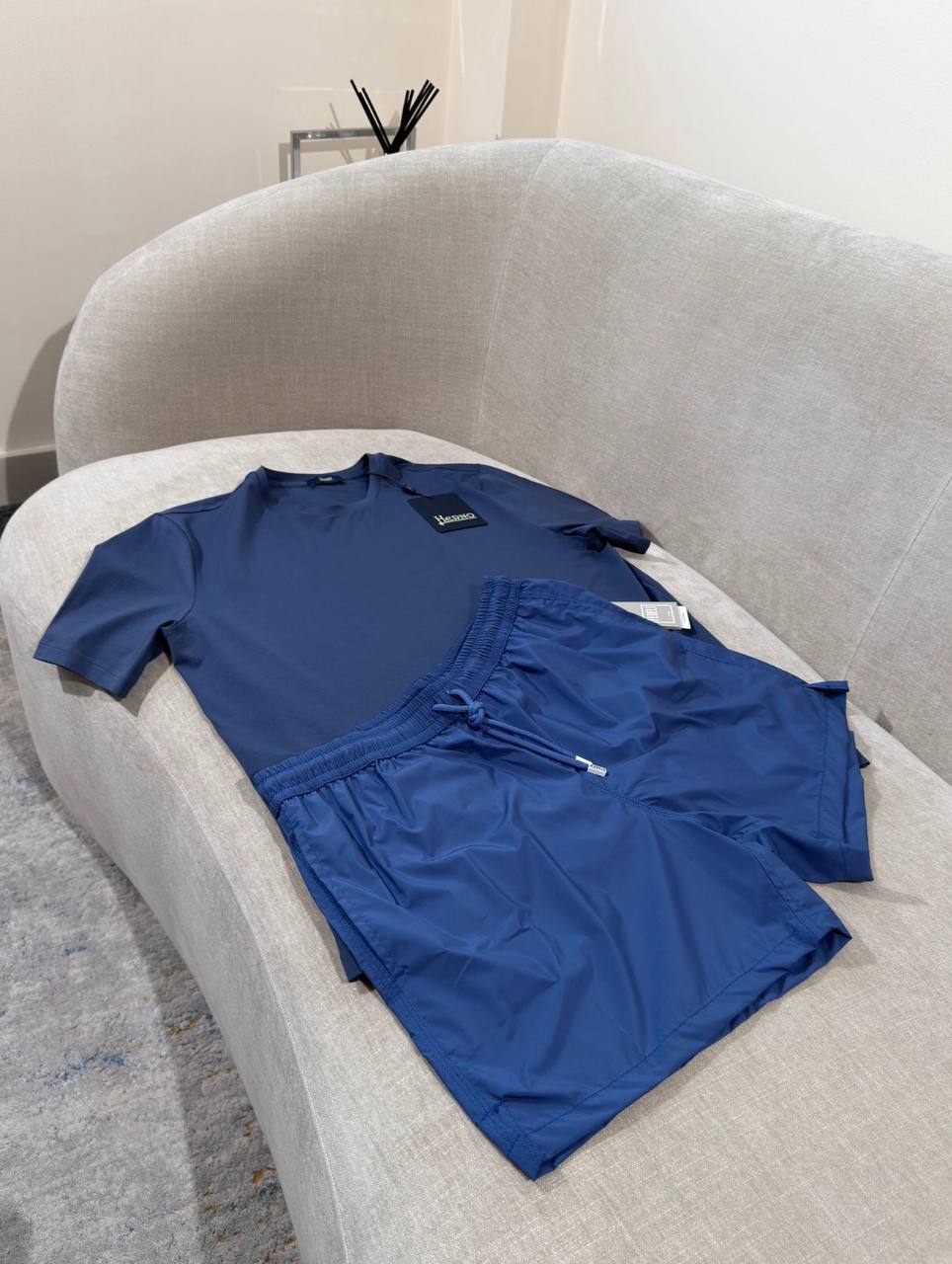 Set Herno T-Shirt + Einfarbige Marineblau Shorts