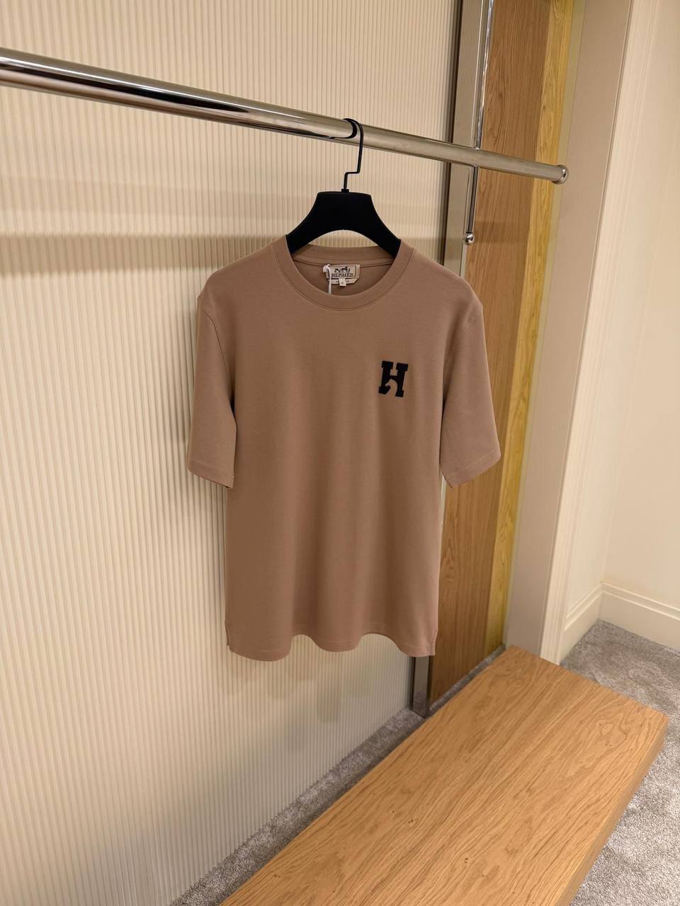 T-Shirt Premium Logo H Bestickt – Essentielle Kollektion