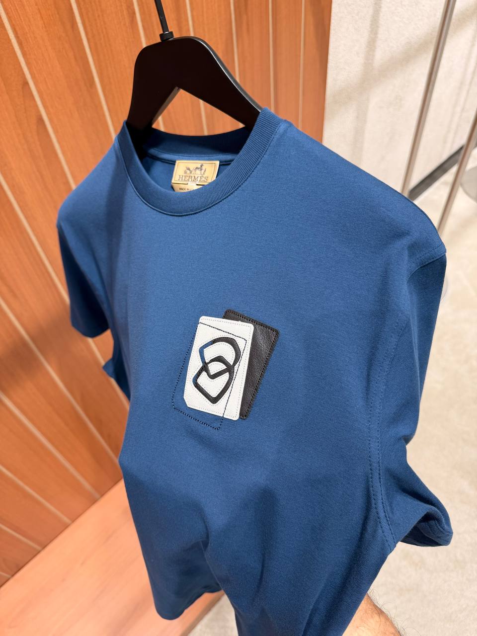 Hermès - Weißes T-Shirt mit Lederpatch
